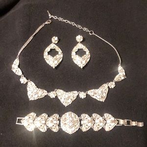 NWOT Chloe + Isabel Crystal Set.
